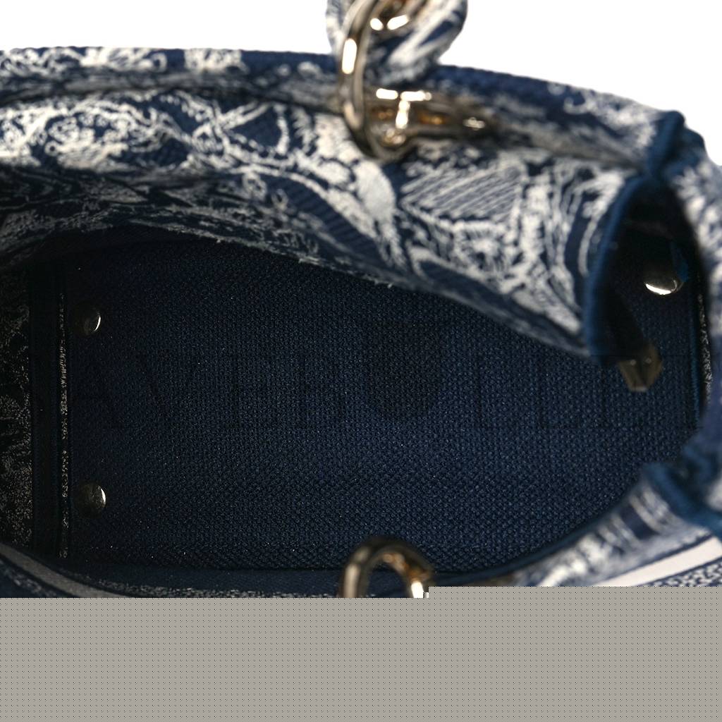 D*or toile de jouy embroidered medium lady d-lite blue (23*20*12.1cm)